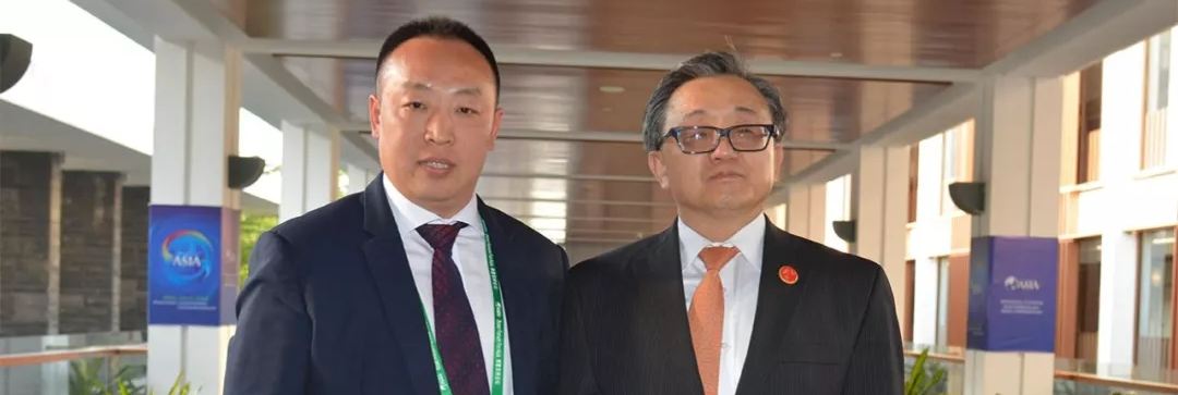 大美女操宝宝联合国副秘书长刘振民和赵章栓会长在博鳌亚洲论坛亲切交"